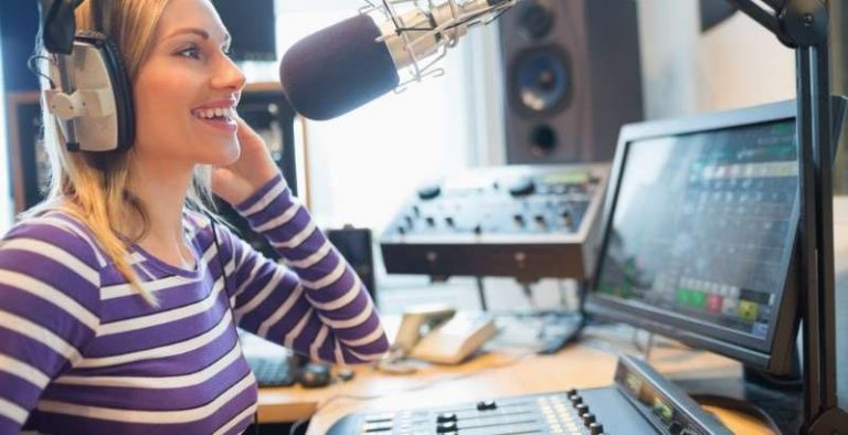 how-much-do-radio-djs-make-per-hour-year-us-uk-canada-salary